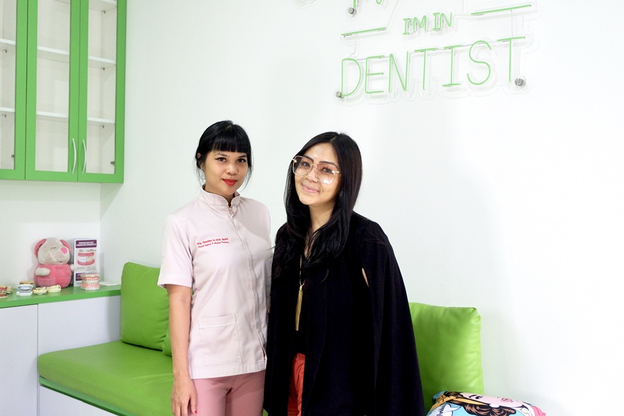 Dokter gigi J•SMILE menjelaskan hasil pemeriksaan kepada pasien