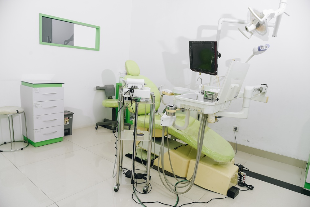 Ruang perawatan modern dan steril di klinik J•SMILE Dental